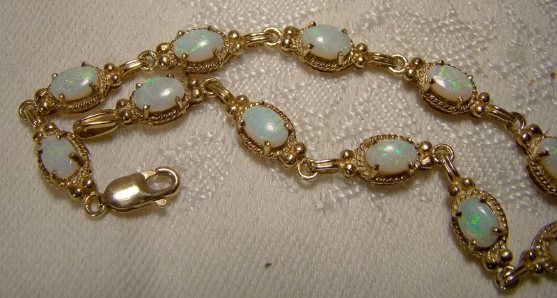 10K Yellow Gold Opals Tennis Bracelet with Lots of Colour 1970s