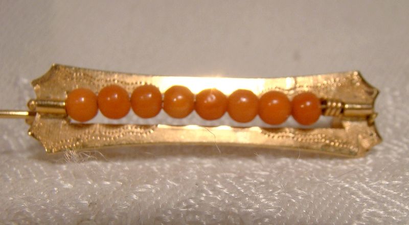 18K Yellow Gold Brooch with Coral Beads