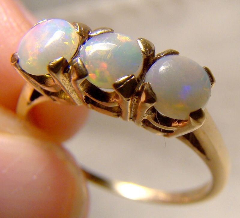 10K Yellow Gold 3 Opals Row Ring with Great Colour 1950s - Size 7-1/2