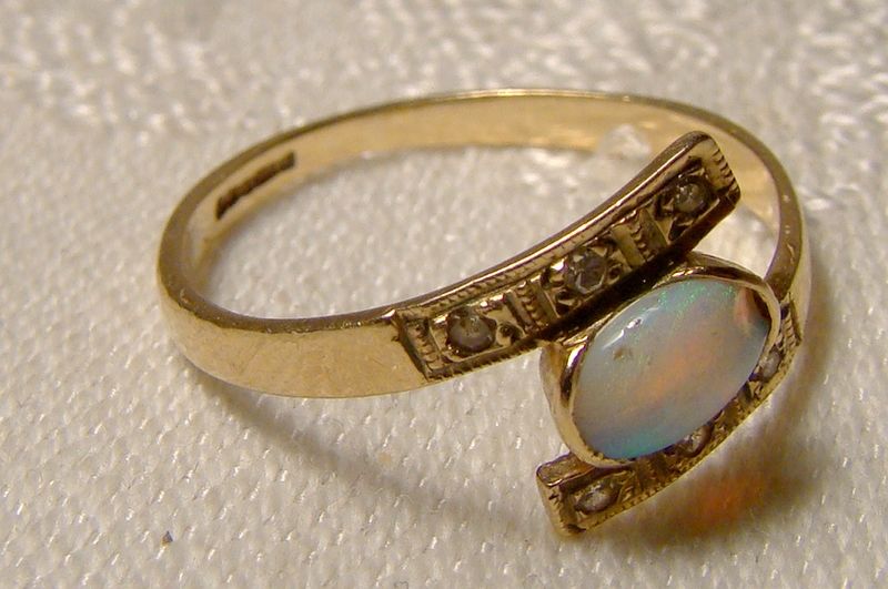 9K Opal and Diamonds Ring 1986 - Size 6-1/4