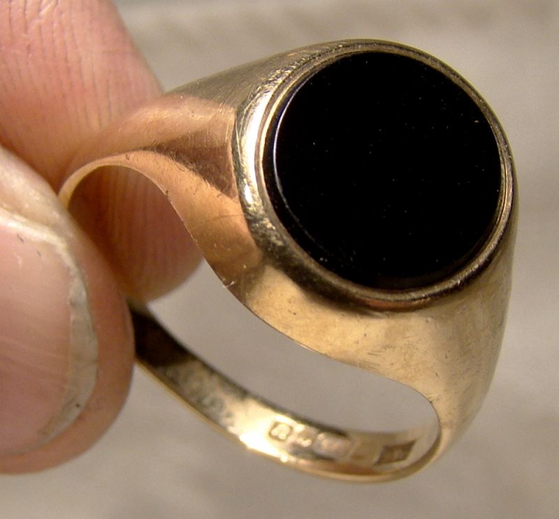 9K Yellow Gold Black Onyx Man's Signet Ring 1994 - Size 10