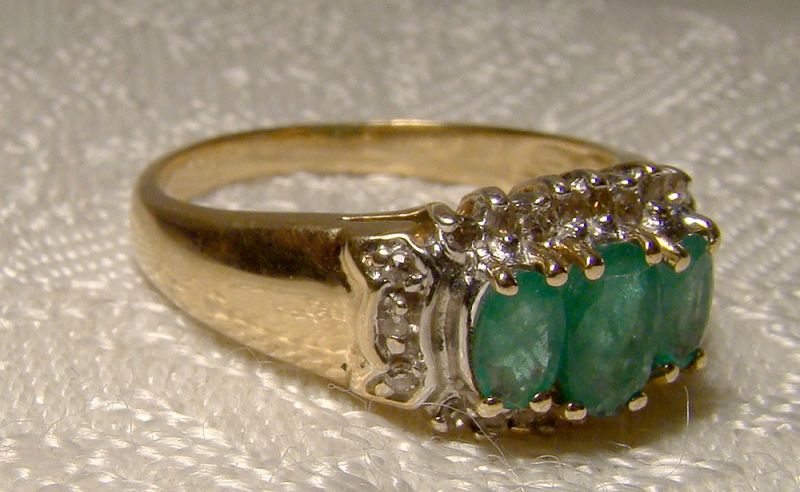 10K Yellow Gold 3 Emeralds and Diamonds Surround Ring 1970s-80s