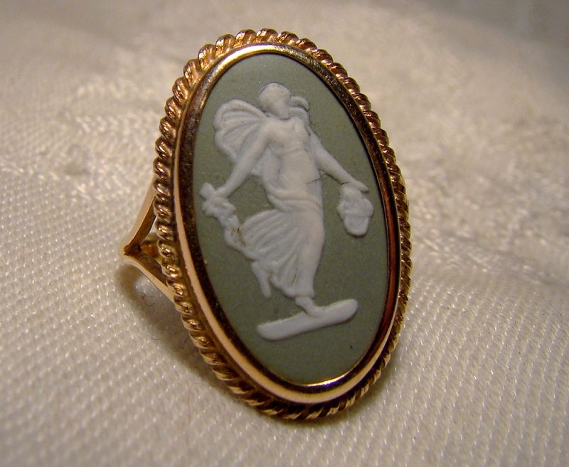 10k Yellow Gold Wedgwood Green Jasperware Melpomene Ring 1968 - Size 7