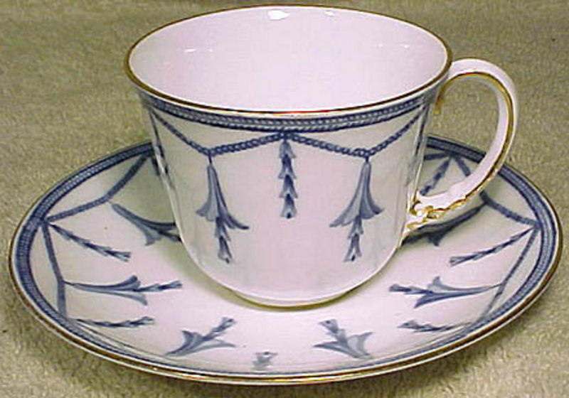 Royal Crown Derby BLUEBELLS on CHAIN 4685 CHINA