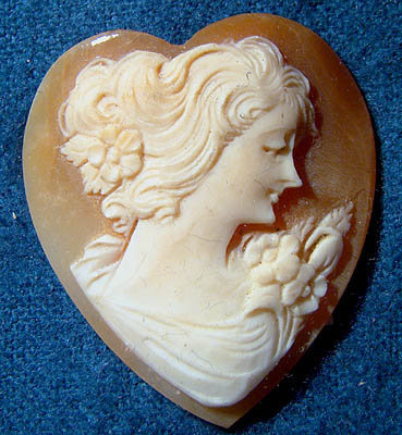 HEART SHAPED SHELL CAMEO in PICTURE FRAME 1930s