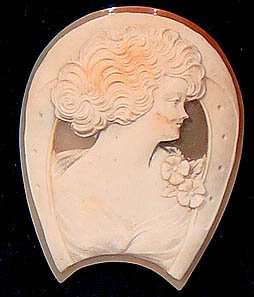 HORSESHOE SHAPE SHELL CAMEO MOUNTED IN FRAME 1930s 1940