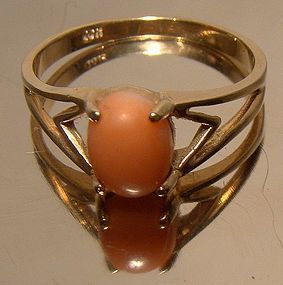 10K Pink Coral Cabochon Modernist Yellow Gold Ring 1960s