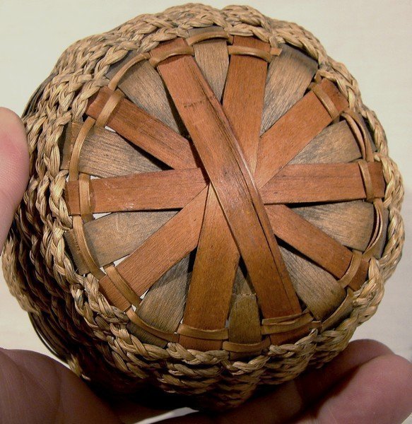 Northeast SWEETGRASS &amp; SPLINT THREAD BASKET c1900-30