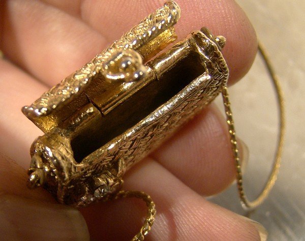 1928 GOLD PLATED RHINESTONE PURSE NECKLACE