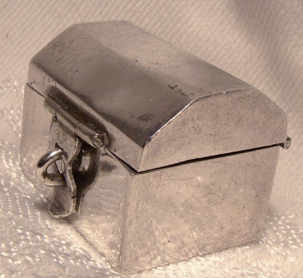 MEXICAN STERLING TRUNK SHAPED PILLBOX 1980