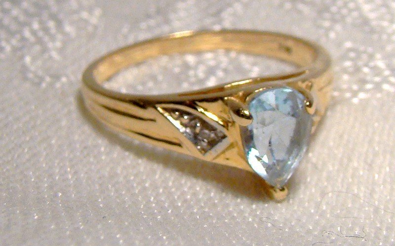 14K Blue Topaz Teardrop and Diamonds Ring 1980 14 K Size 6-1/2