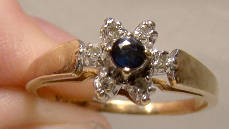 10K Yellow Gold Blue Sapphire and Diamonds Flowerhead Style Ring 1970s