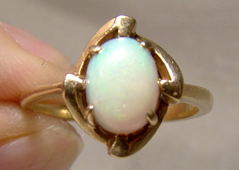 10K Yellow Gold Oval Opal Ring 1960s - Size 6-1/2