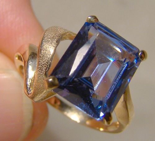 14K Yellow Gold Blue Spinel Modern Abstract Ring 1960s-70s