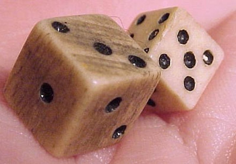 Early 19thC TURNED WOOD GAMING DICE CUP with 9 DIE