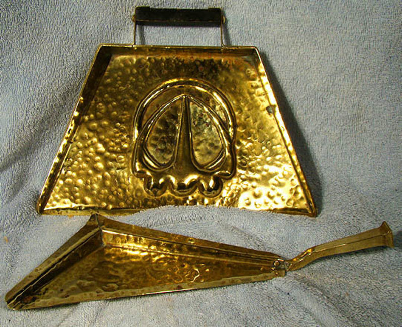 Edwardian ARTS &amp; CRAFTS HAMMERED BRASS CRUMBER &amp; TRAY