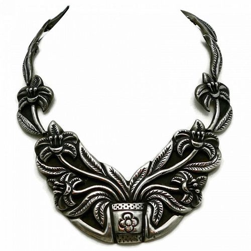 1940's MS 940 Silver Taxco Mexican Repoussé Pectoral Necklace