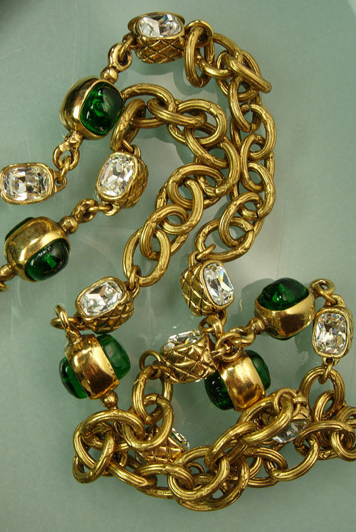 Signed Chanel 70 in Green Gripoix Glass Strass Necklace