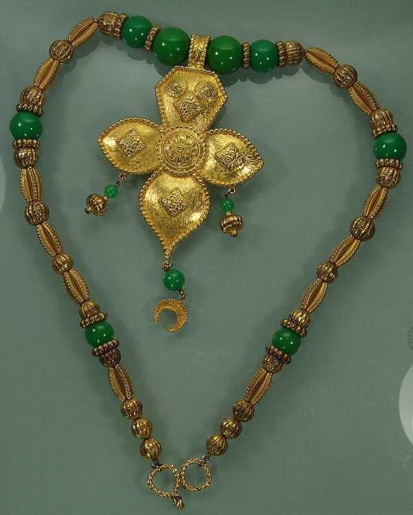 Huge Unsigned Cadoro Quatrefoil Green Beads Necklace