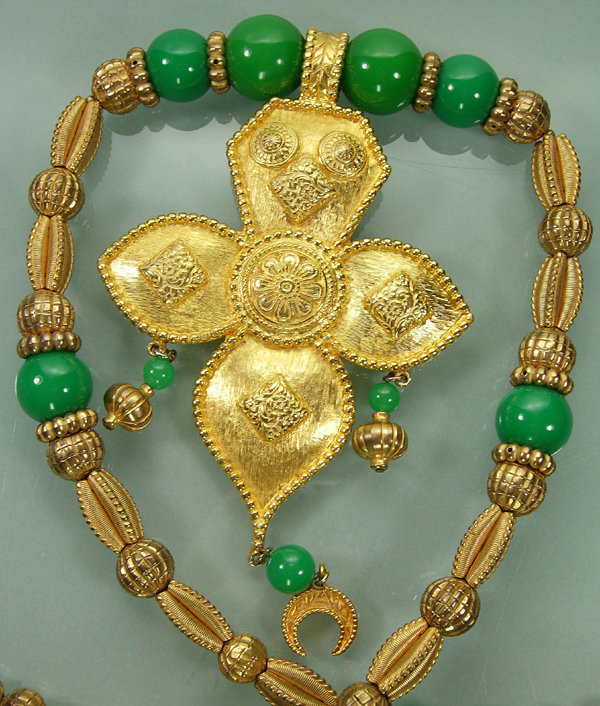Huge Unsigned Cadoro Quatrefoil Green Beads Necklace
