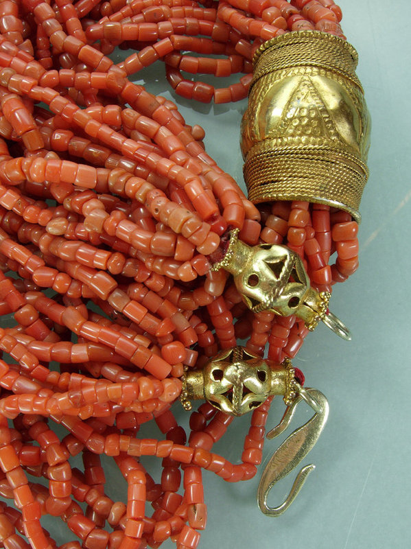 16 Strnd Mediterranean Salmon Coral Gilt Metal Necklace