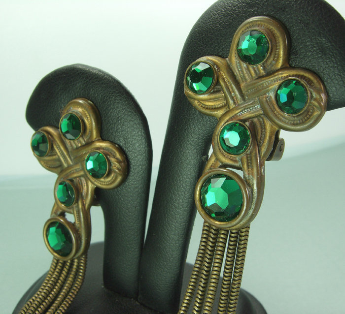 1970s Quatrefoil Green Stone Tassels French Earrings