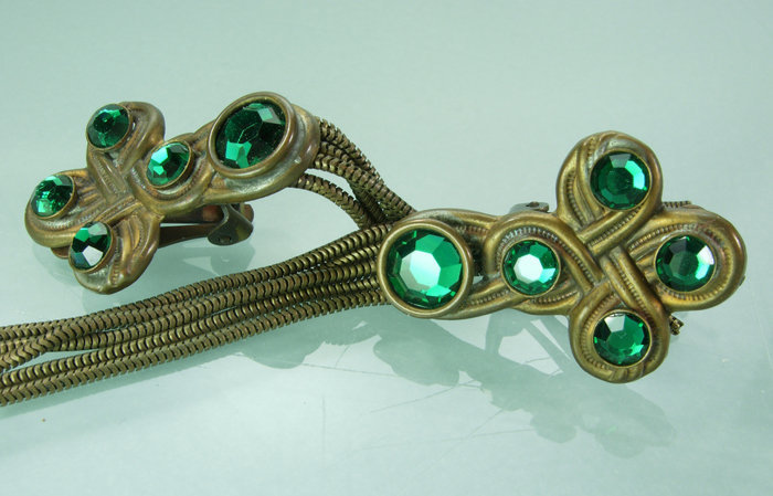 1970s Quatrefoil Green Stone Tassels French Earrings
