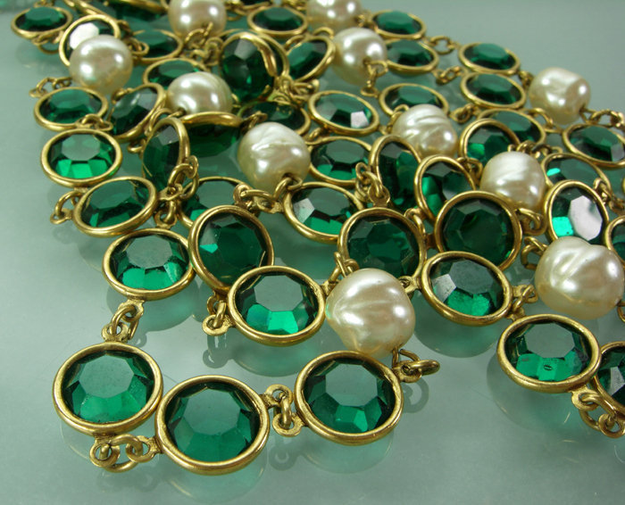 1981 Signed Chanel 56 Inch Green Crystal Pearls Sautoir