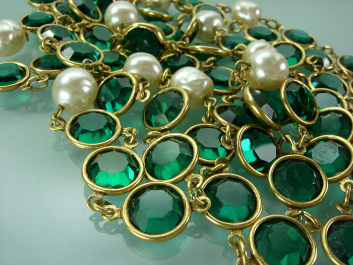 1981 Signed Chanel 56 Inch Green Crystal Pearls Sautoir