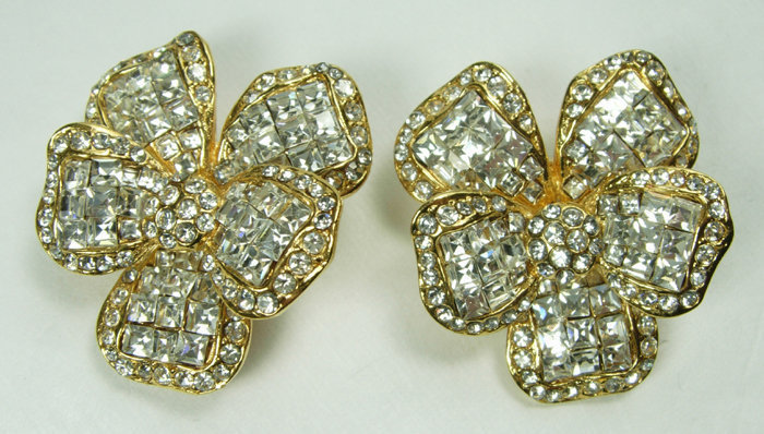 Signed Jarin Brilliant Crystal Strass Flower Form Clip Earrings