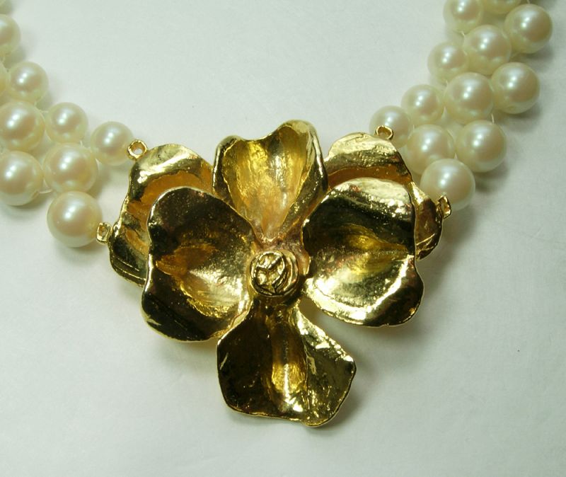 Runway Mimi di N Necklace Flower Centerpiece Faux Pearls Dated 1972