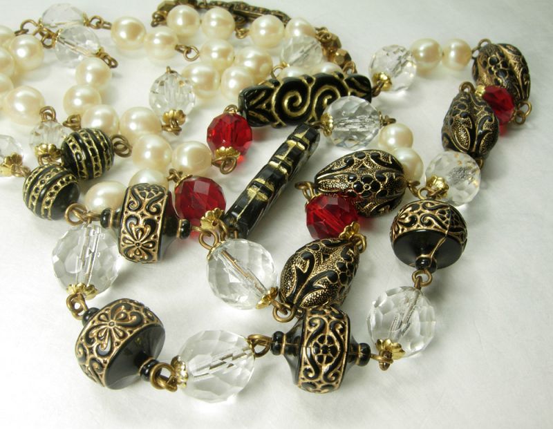 1980s French Wired Sautoir Necklace Glass Beads Faux Pearls Lucite