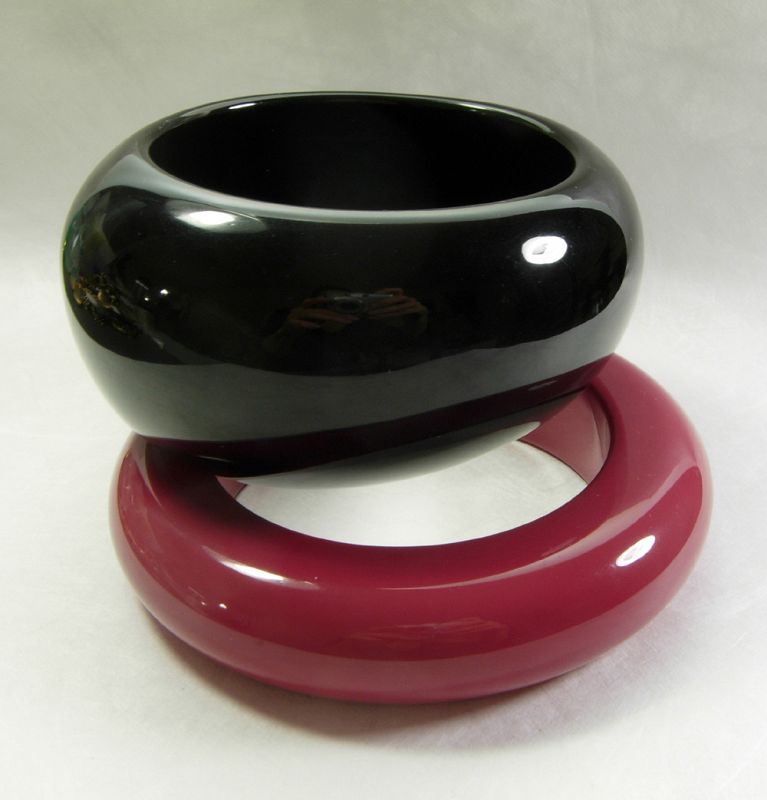 Pair Modernist Ben Amun Huge Lucite Bangle Bracelets Black Fuschia