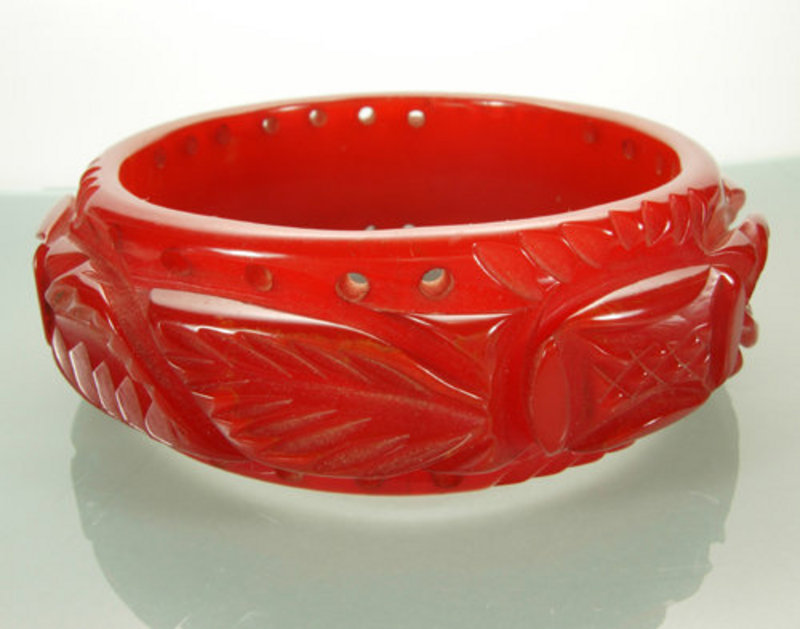 Heavy Carved Cherry Vanilla Marbled Bakelite Bangle