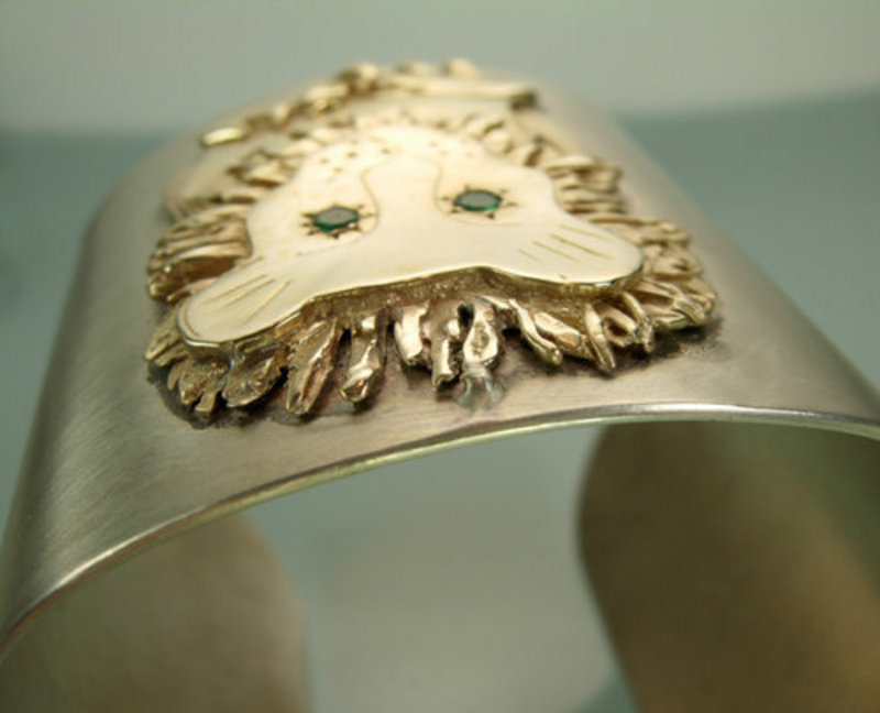 Big 1970s Silver 14KT Gold Emerald Lion Motif Bracelet
