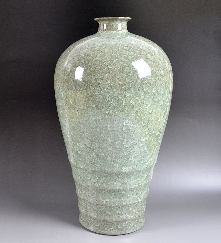 Minegishi Seiko crackled Celadon Vase