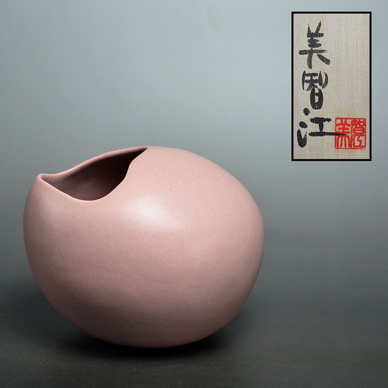 Playful Peach Vase by female artist Yamaguchi Michie