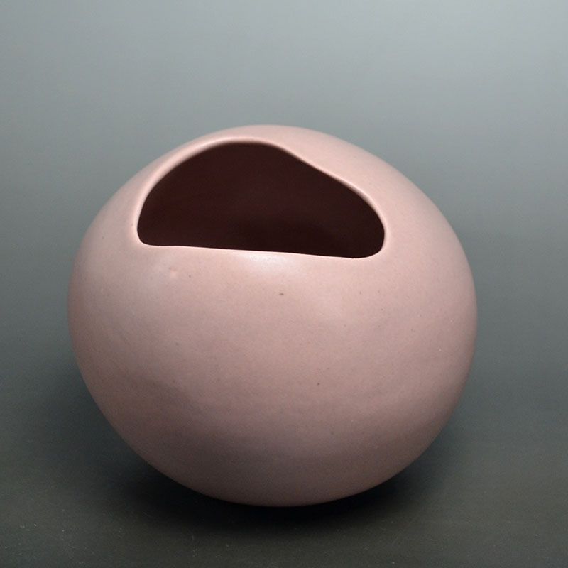 Playful Peach Vase by female artist Yamaguchi Michie
