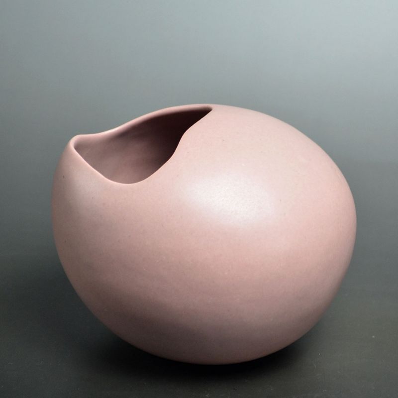 Playful Peach Vase by female artist Yamaguchi Michie