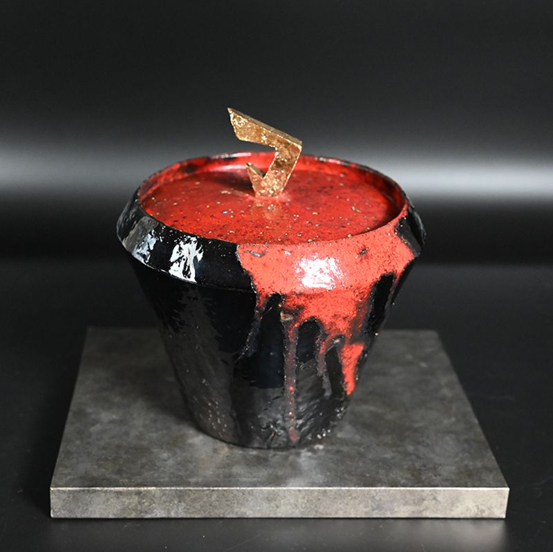 Striking Red &amp; Black Mizusashi by Ichikawa Toru
