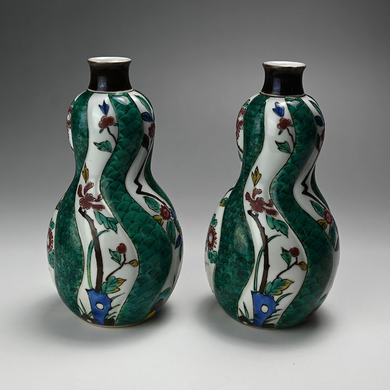 Pair LNT Tokuda Yasokichi I Tokkuri Sake Flasks