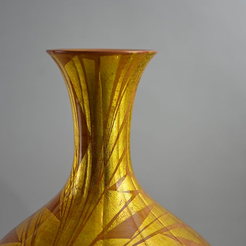 Massive Porcelain Gold Vase by Ono Hakuko named Kagayaki