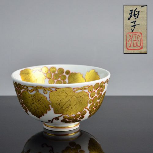 Ono Hakuko White Porcelain Chawan with Grape Design