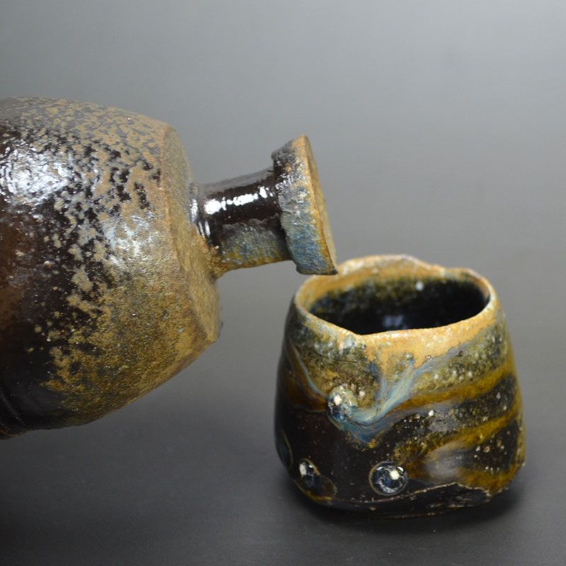 Oiwa Tomoyuki Black Bizen Guinomi &amp; Tokkuri