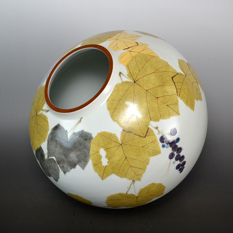 Exhibited Hashizume Masahide Porcelain O-Tsubo with Grape Design