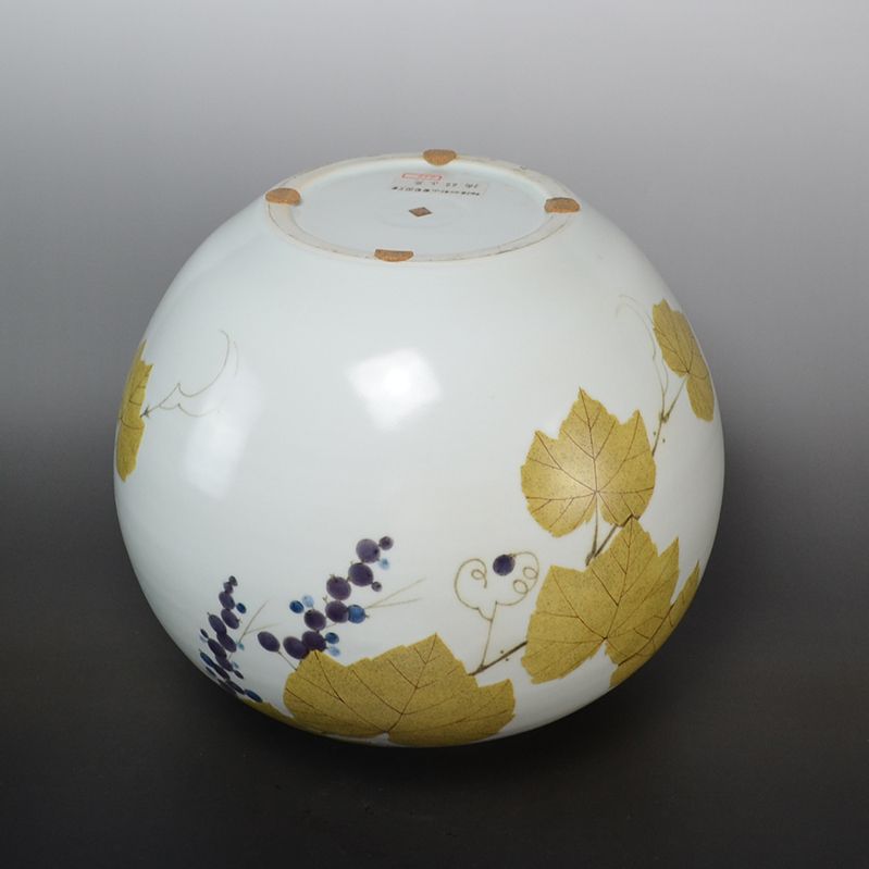 Exhibited Hashizume Masahide Porcelain O-Tsubo with Grape Design