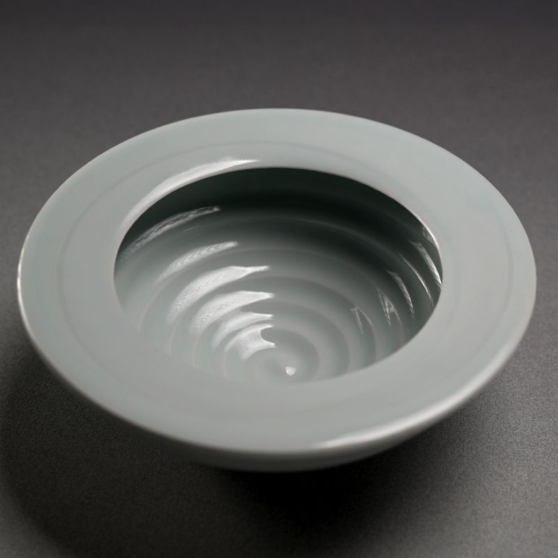 Wavy White porcelain by Fukami Sueharu