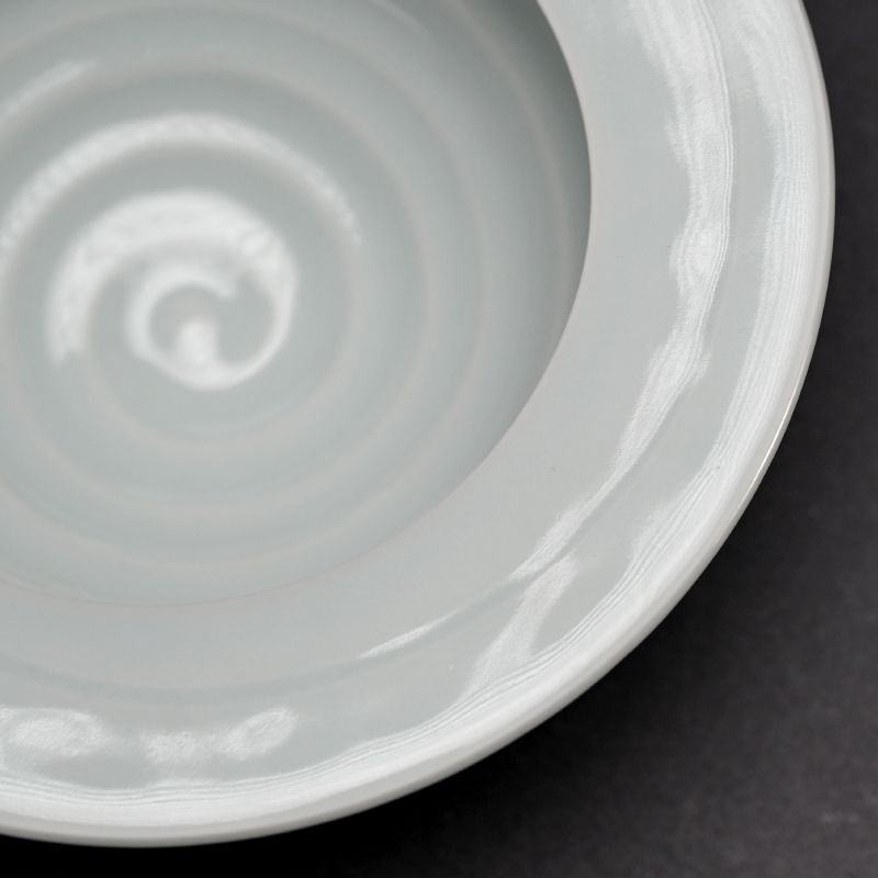 Wavy White porcelain by Fukami Sueharu