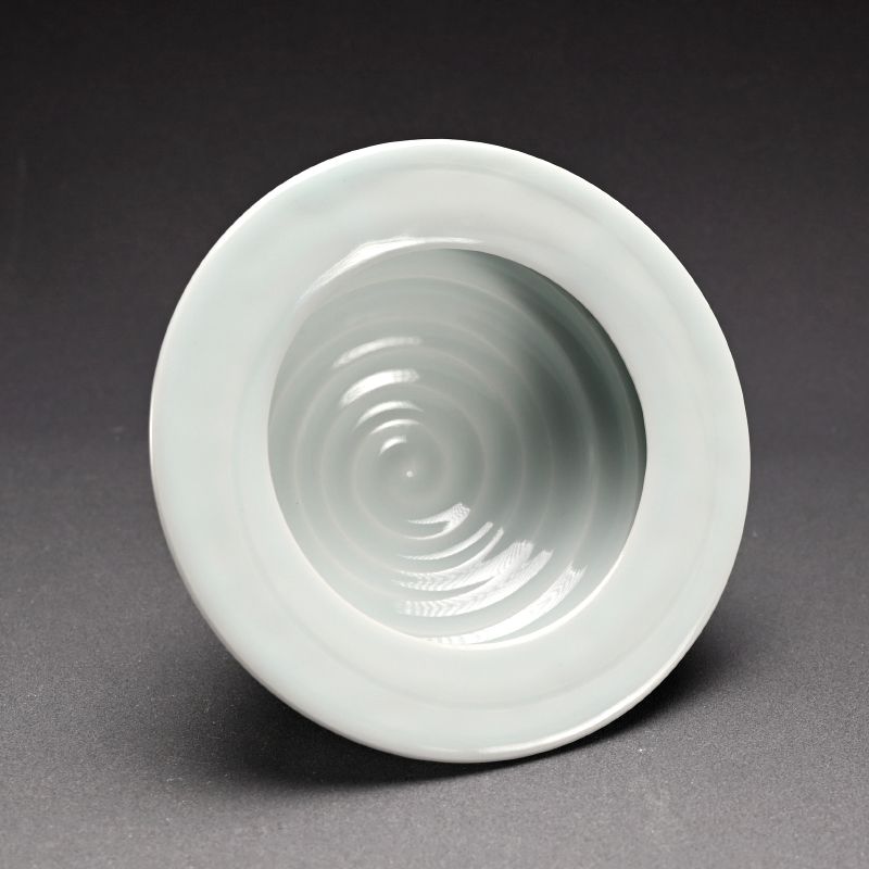 Wavy White porcelain by Fukami Sueharu