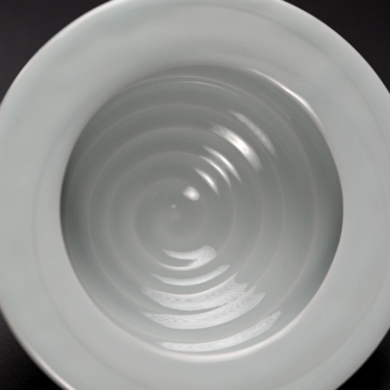 Wavy White porcelain by Fukami Sueharu